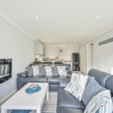 Captivating 2-Bed Villa In Millendreath Near 루 외부 사진