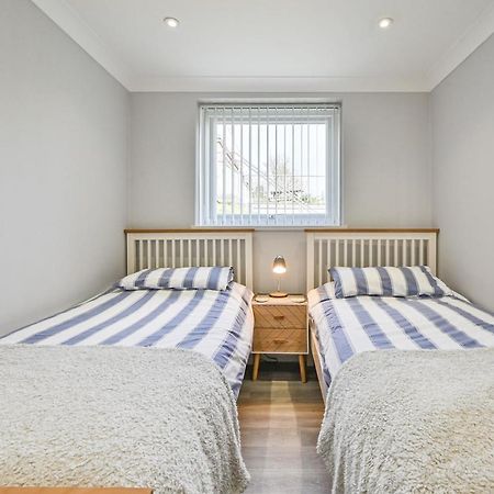 Captivating 2-Bed Villa In Millendreath Near 루 외부 사진