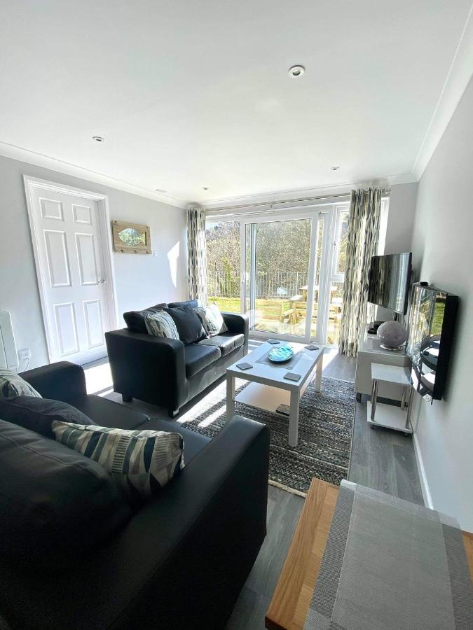 Captivating 2-Bed Villa In Millendreath Near 루 외부 사진