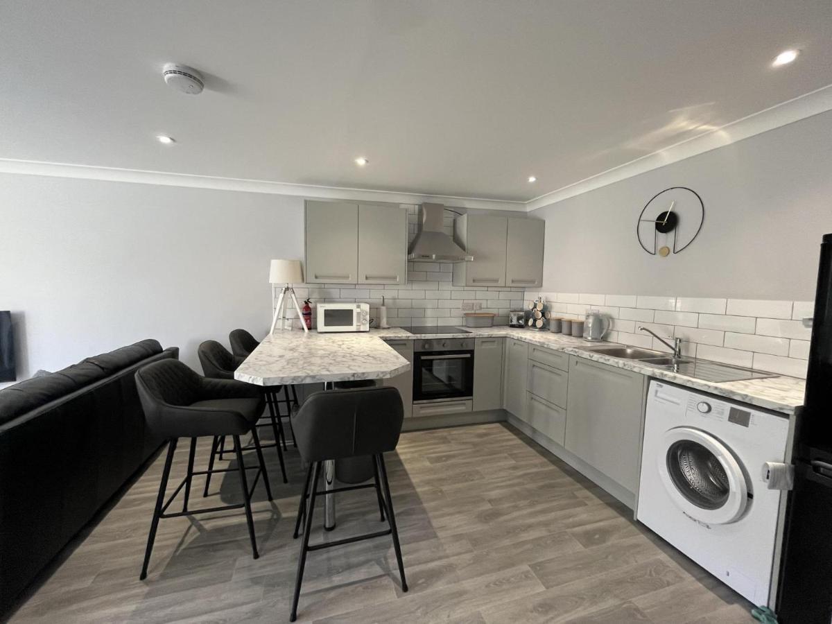 Captivating 2-Bed Villa In Millendreath Near 루 외부 사진