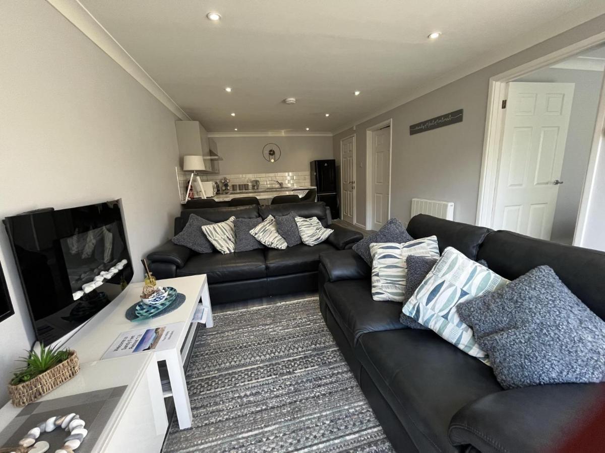Captivating 2-Bed Villa In Millendreath Near 루 외부 사진