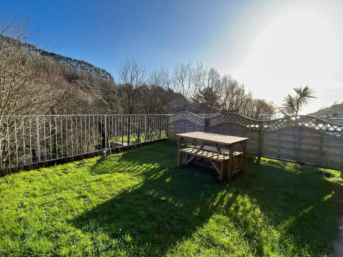 Captivating 2-Bed Villa In Millendreath Near 루 외부 사진