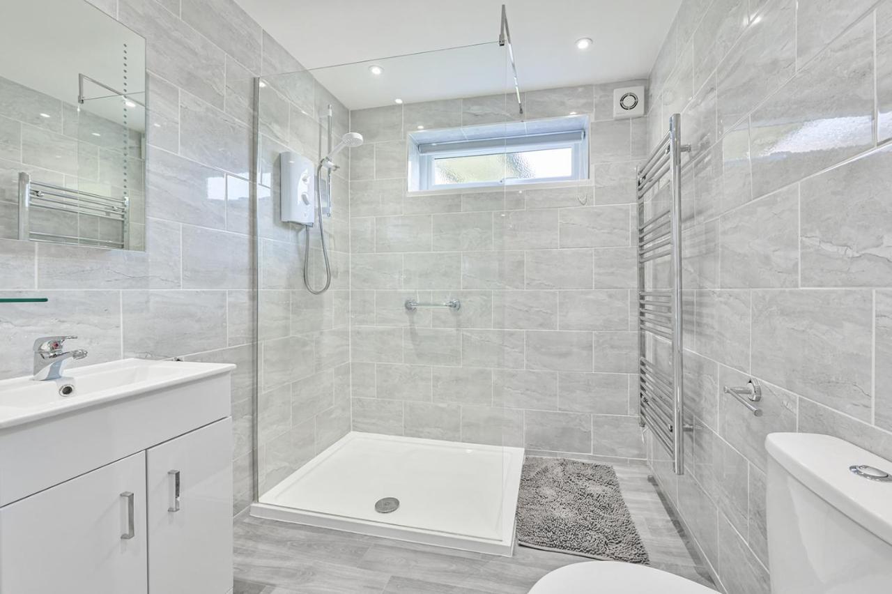 Captivating 2-Bed Villa In Millendreath Near 루 외부 사진
