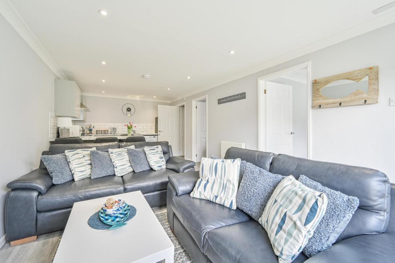 Captivating 2-Bed Villa In Millendreath Near 루 외부 사진